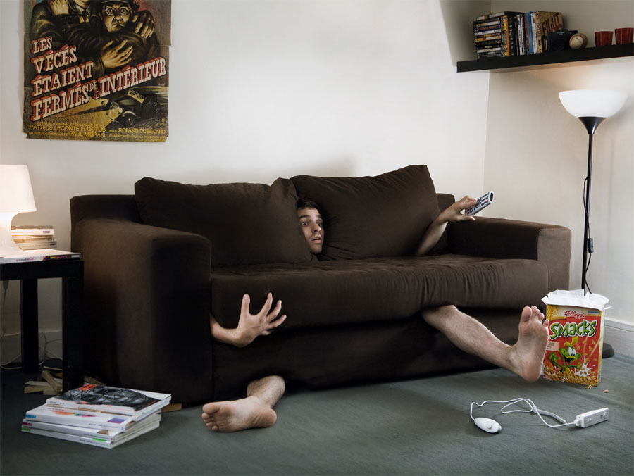Жопастая стройная мамаша на диване в гостиной