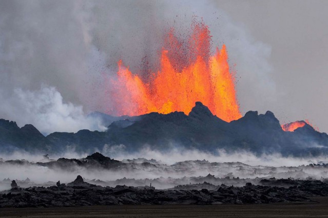 Active Volcano Photography – Fubiz Media