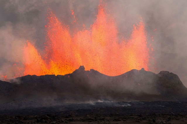 Active Volcano Photography – Fubiz Media