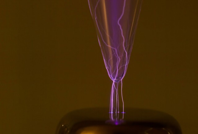 Tesla Sparks and Miniature Storms – Fubiz Media