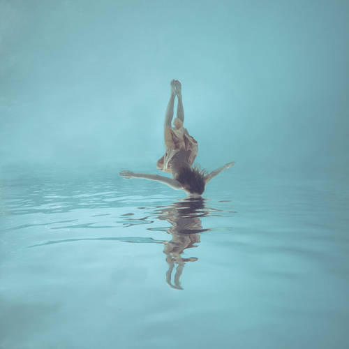 Delicate Underwater Portraits by Mallory Morrison – Fubiz Media