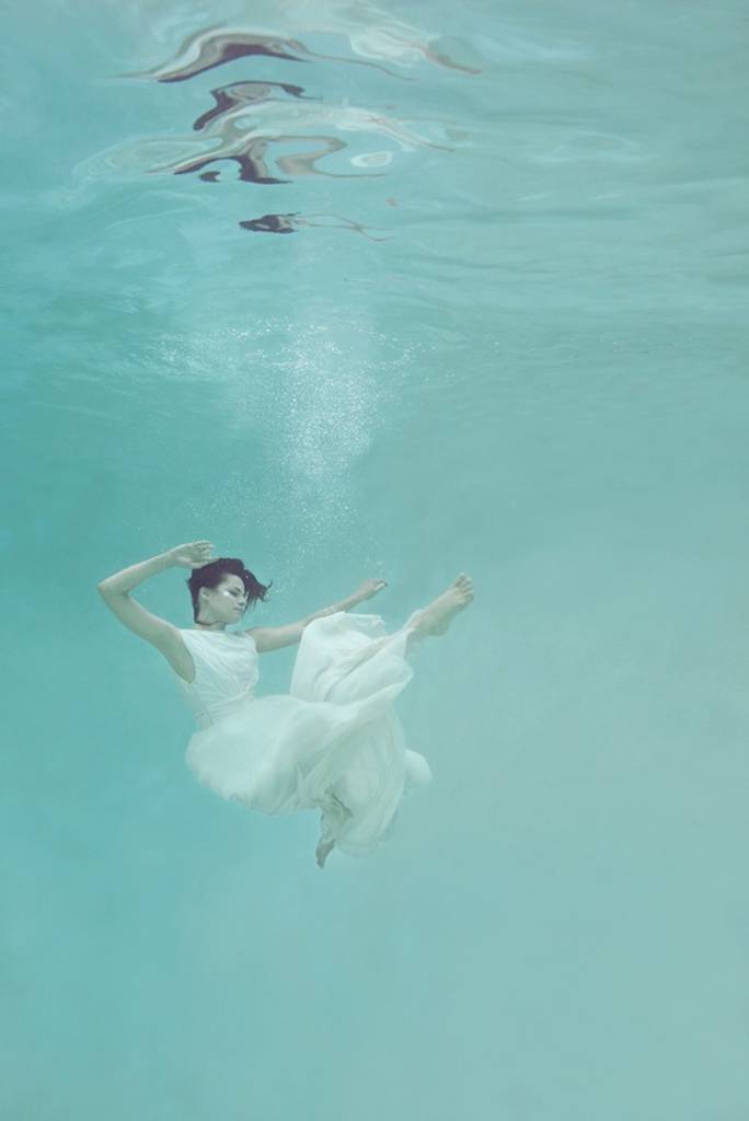 Delicate Underwater Portraits by Mallory Morrison – Fubiz Media