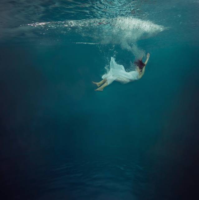 Delicate Underwater Portraits by Mallory Morrison – Fubiz Media