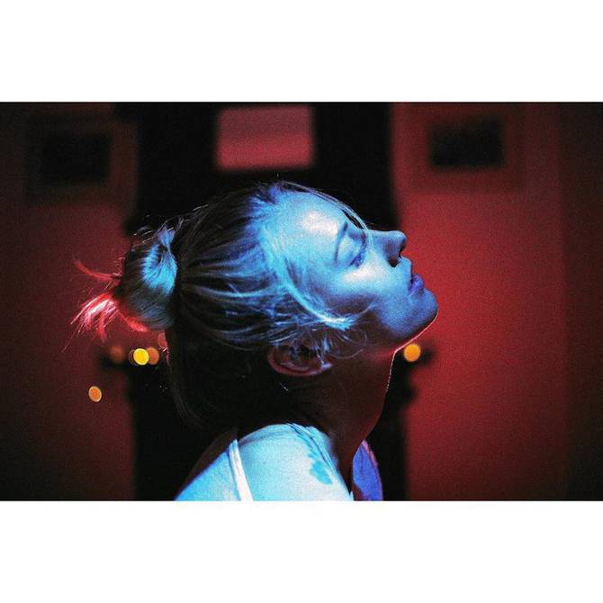 Subtle Portraits Under Neon Lights – Fubiz Media