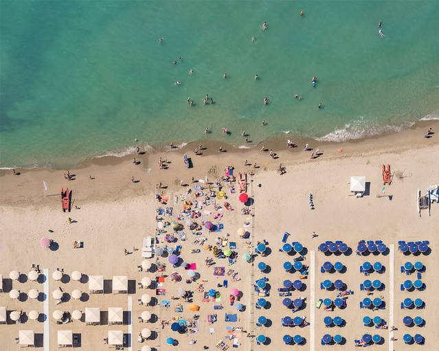 Satisfying Aerial Pictures of an Italian Beach – Fubiz Media