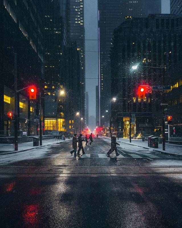 A Cinematic Stroll Through Toronto At Night – Fubiz Media